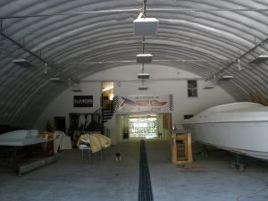 Interior de estructura Quonset