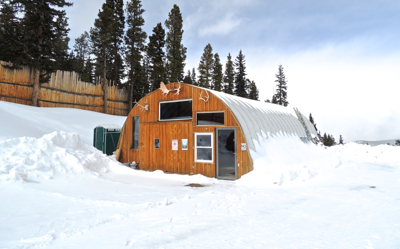 Nieve en estructura arqueada de acero